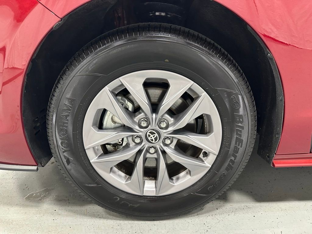 Used 2025 Toyota Sienna LE image 65