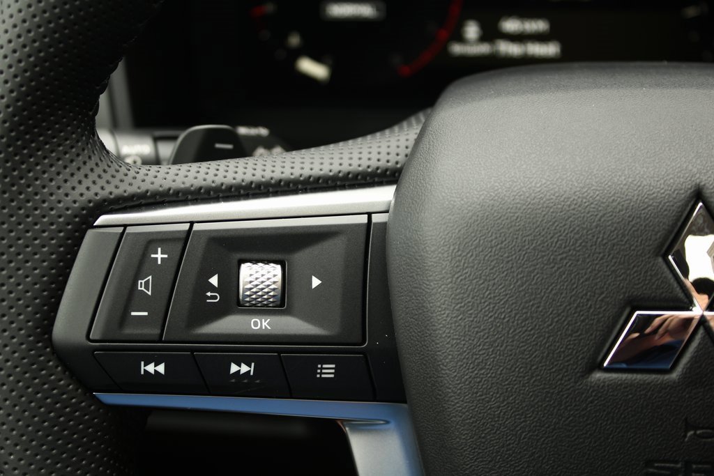 New 2025 Mitsubishi Outlander SE image 16