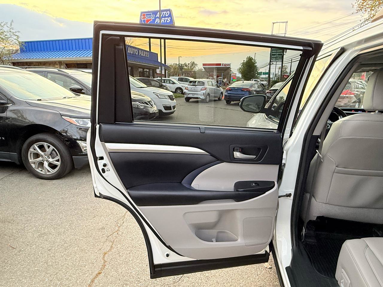 Used 2019 Toyota Highlander XLE AWD/4WD image 13
