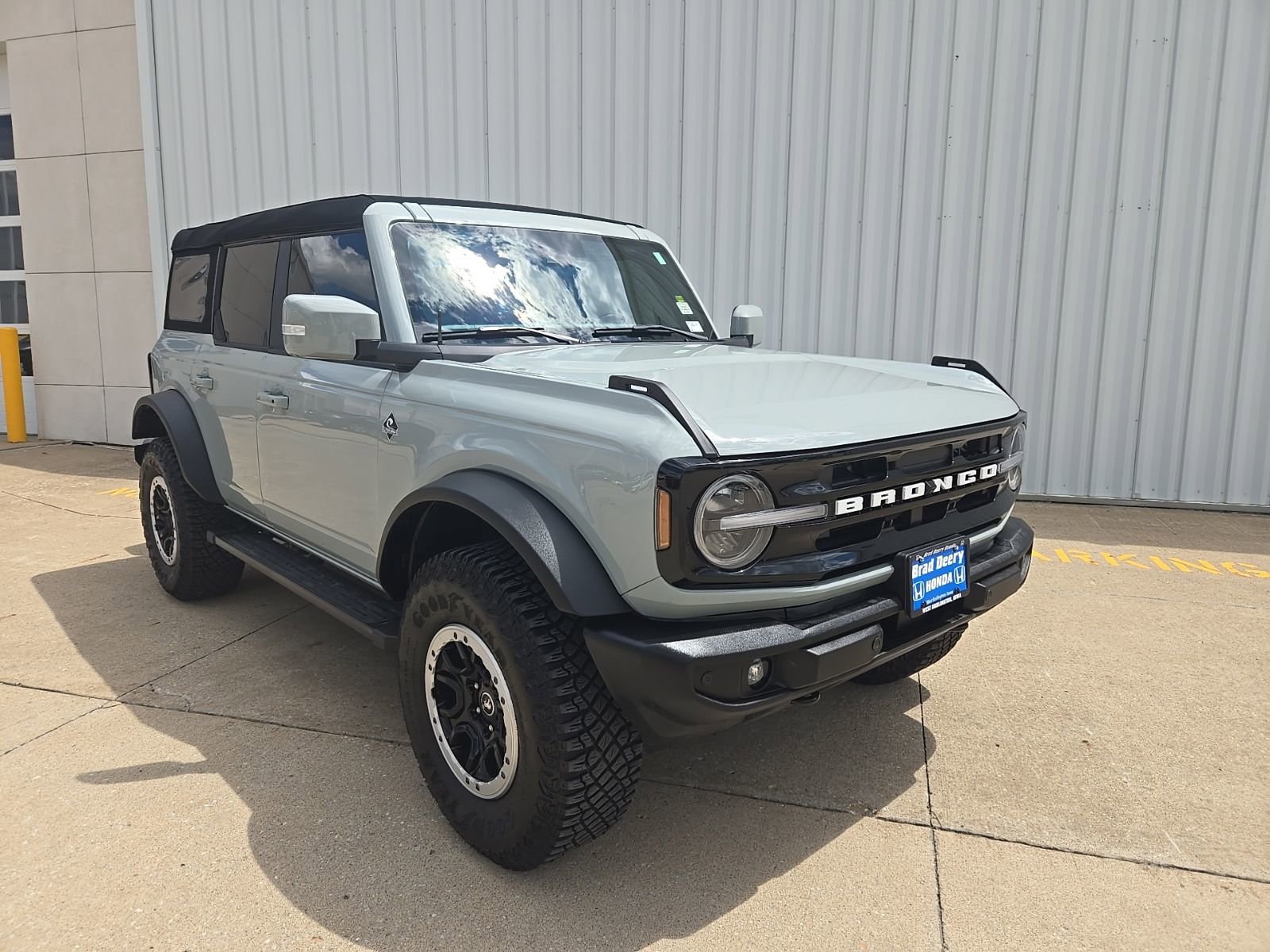 Used 2024 Ford Bronco Outer Banks w/ Sasquatch Package AWD/4WD image 2