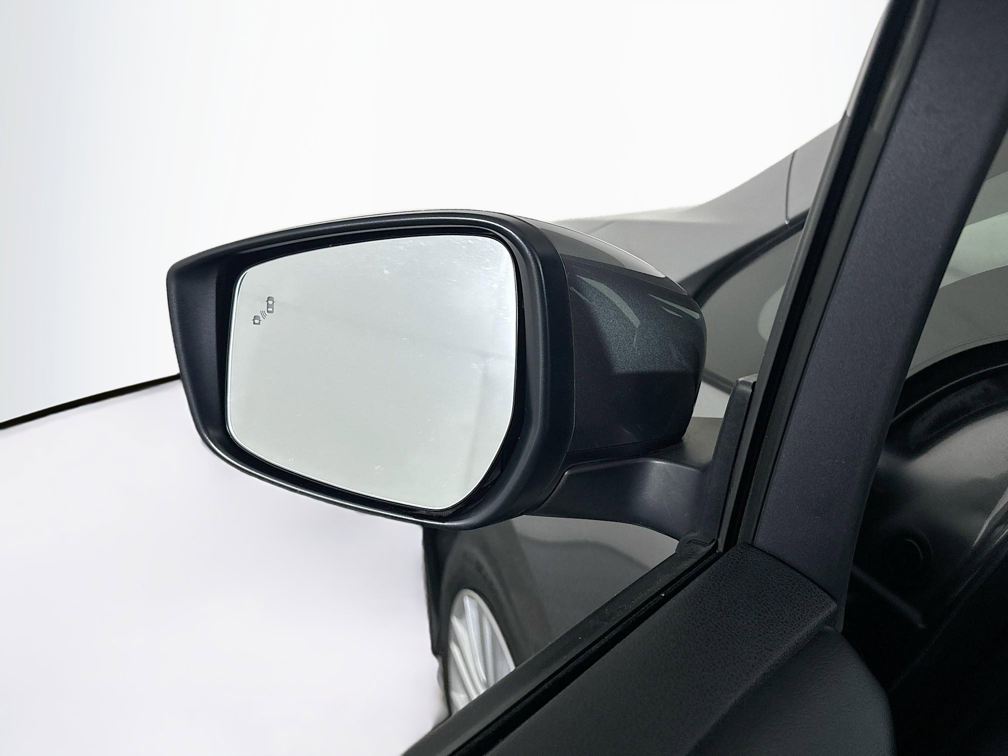 Used 2025 Nissan Leaf S image 16