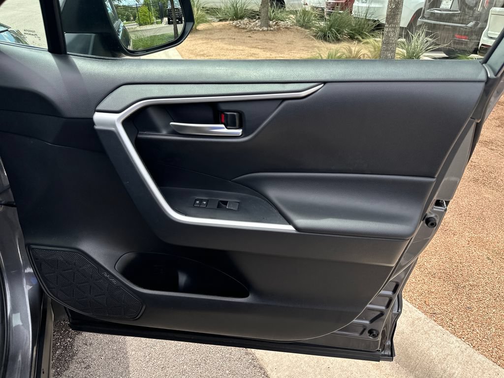 Used 2025 Toyota RAV4 XLE FWD image 35