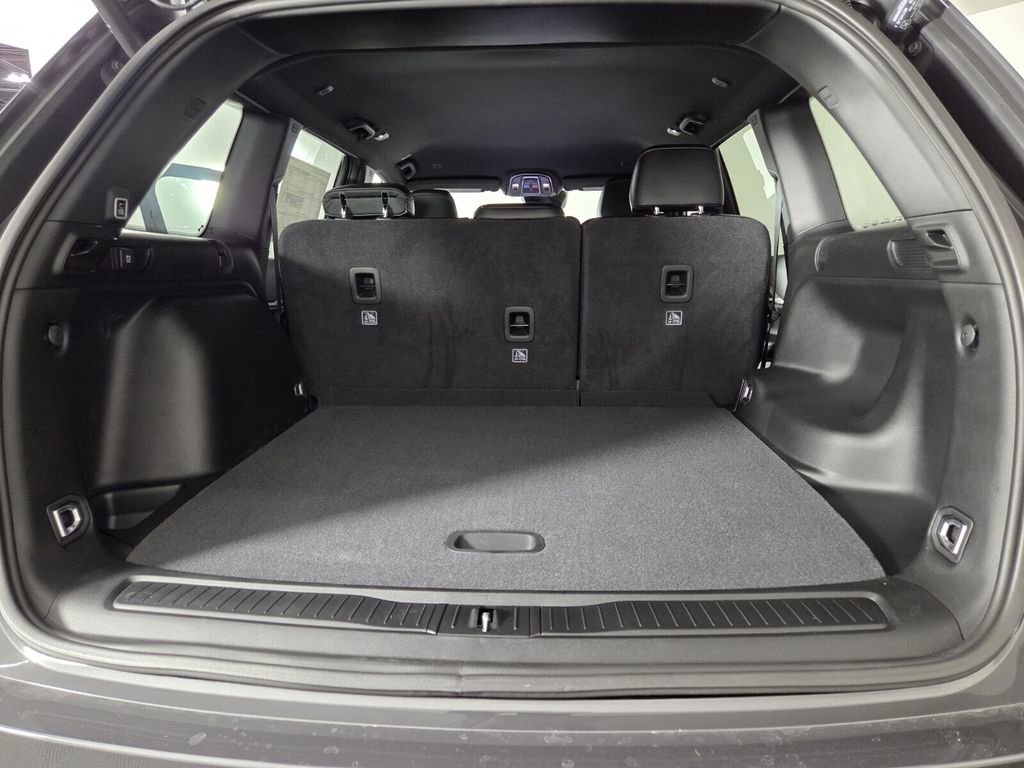 Used 2026 Jeep Grand Cherokee Altitude RWD image 18