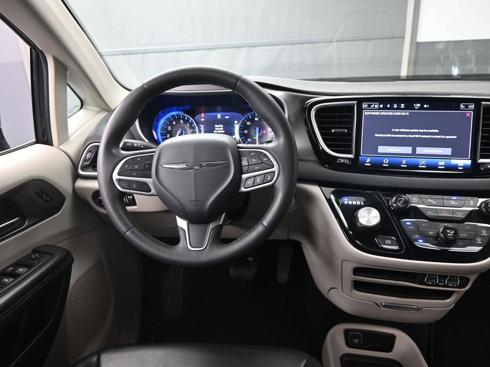 Used 2023 Chrysler Pacifica Touring-L image 14