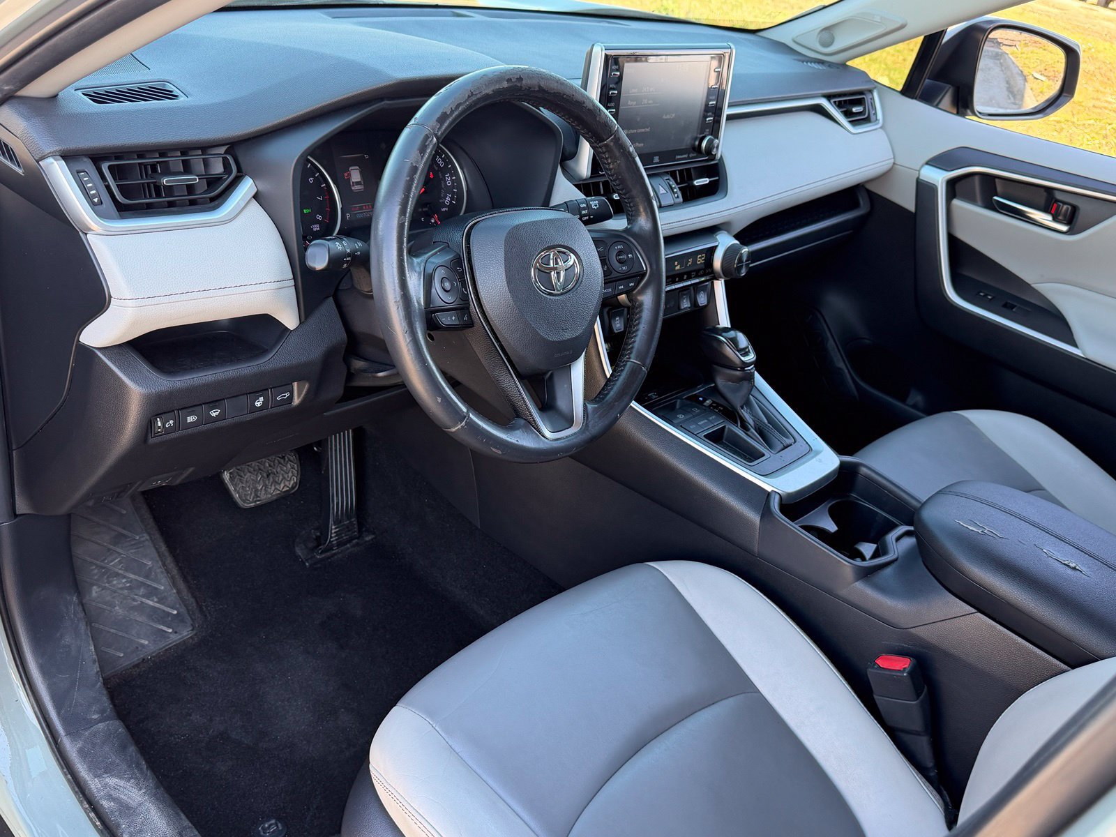 Used 2020 Toyota RAV4 XLE Premium FWD image 17