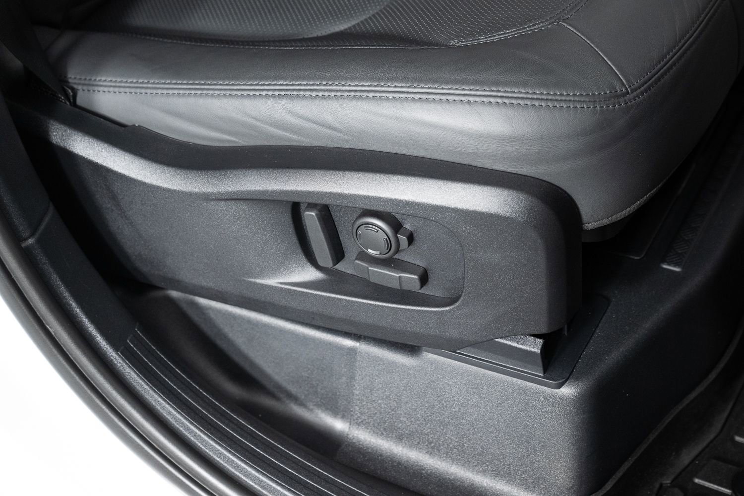 Used 2024 Land Rover Defender 110 SE image 28