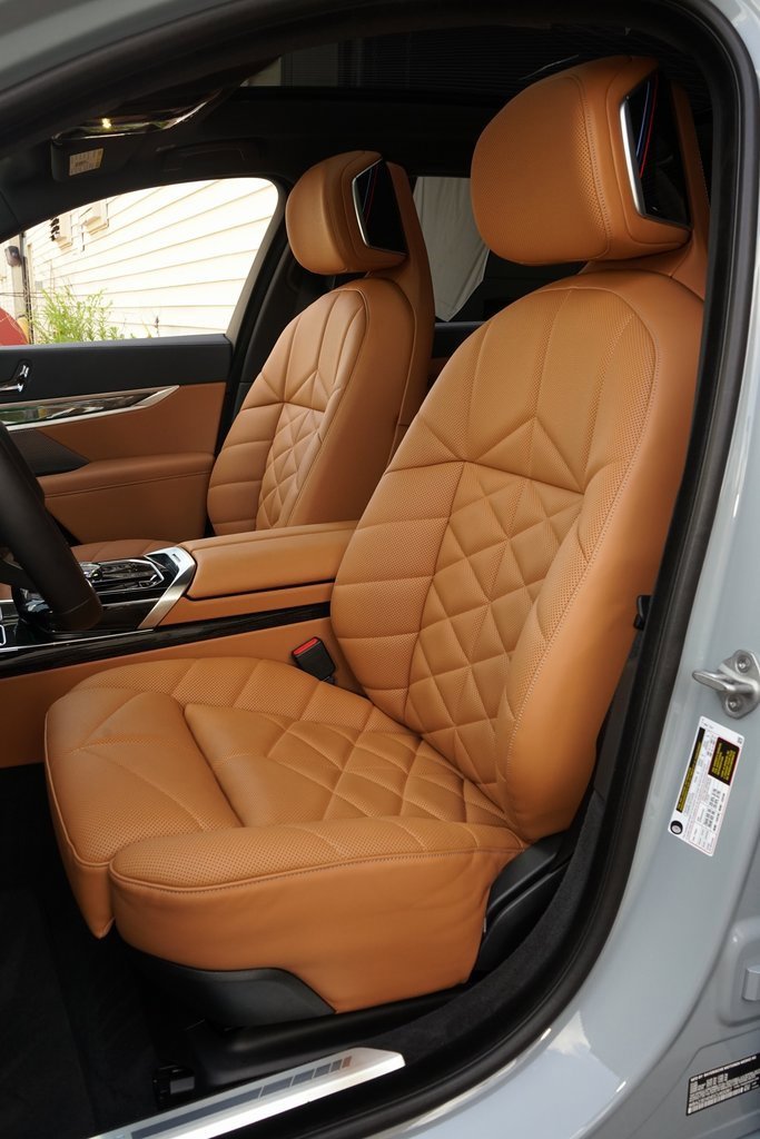 Used 2025 BMW 740i image 3