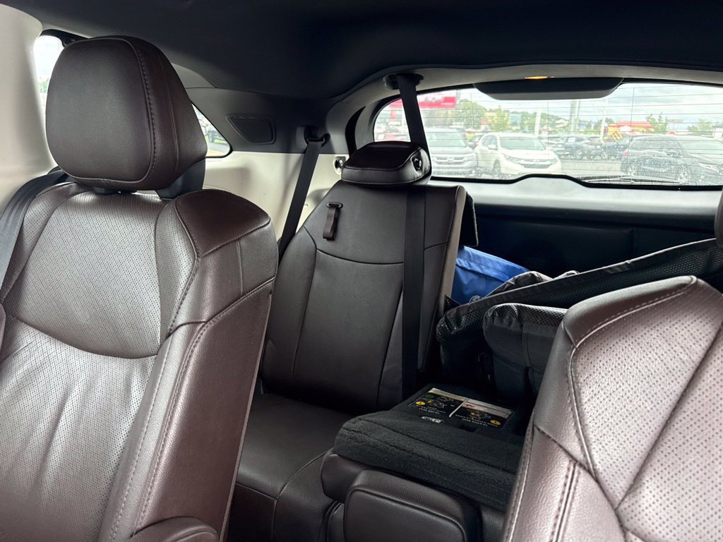 Used 2021 Toyota Sienna Platinum FWD image 4