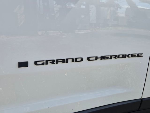 Used 2023 Jeep Grand Cherokee Limited w/ Black Appearance Package image 12