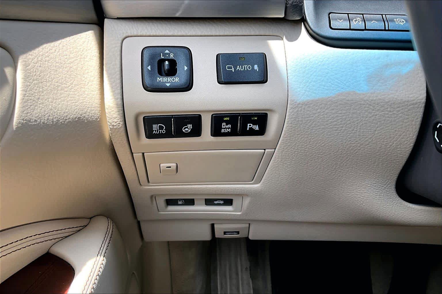 Used 2017 Lexus LS 460 w/ Comfort Package RWD image 32