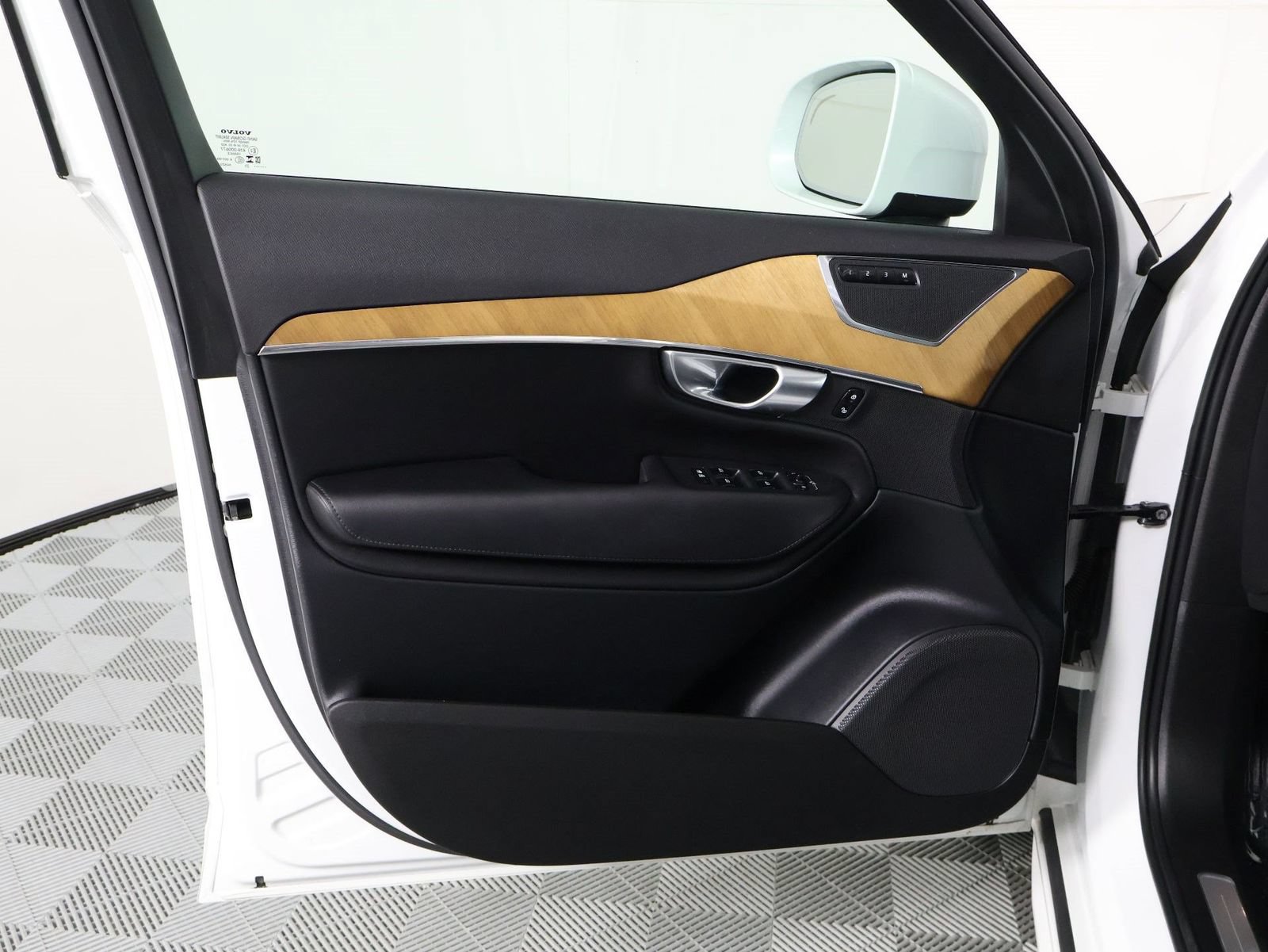 Certified 2023 Volvo XC90 T8 Plus AWD/4WD image 17