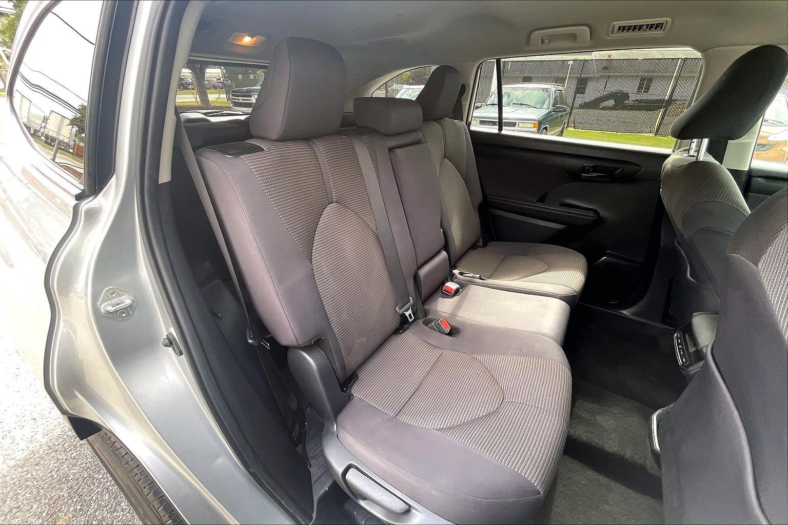 Used 2024 Toyota Highlander LE AWD/4WD image 31