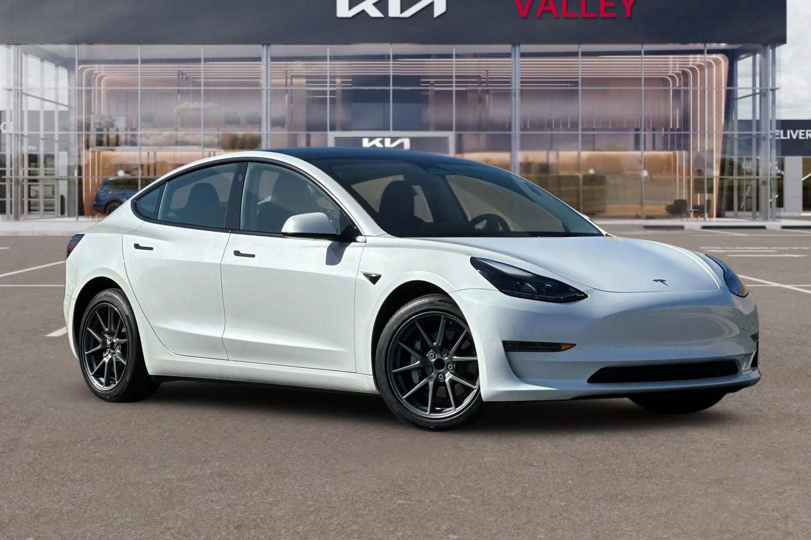 Used 2023 Tesla Model 3 Standard Range image 2