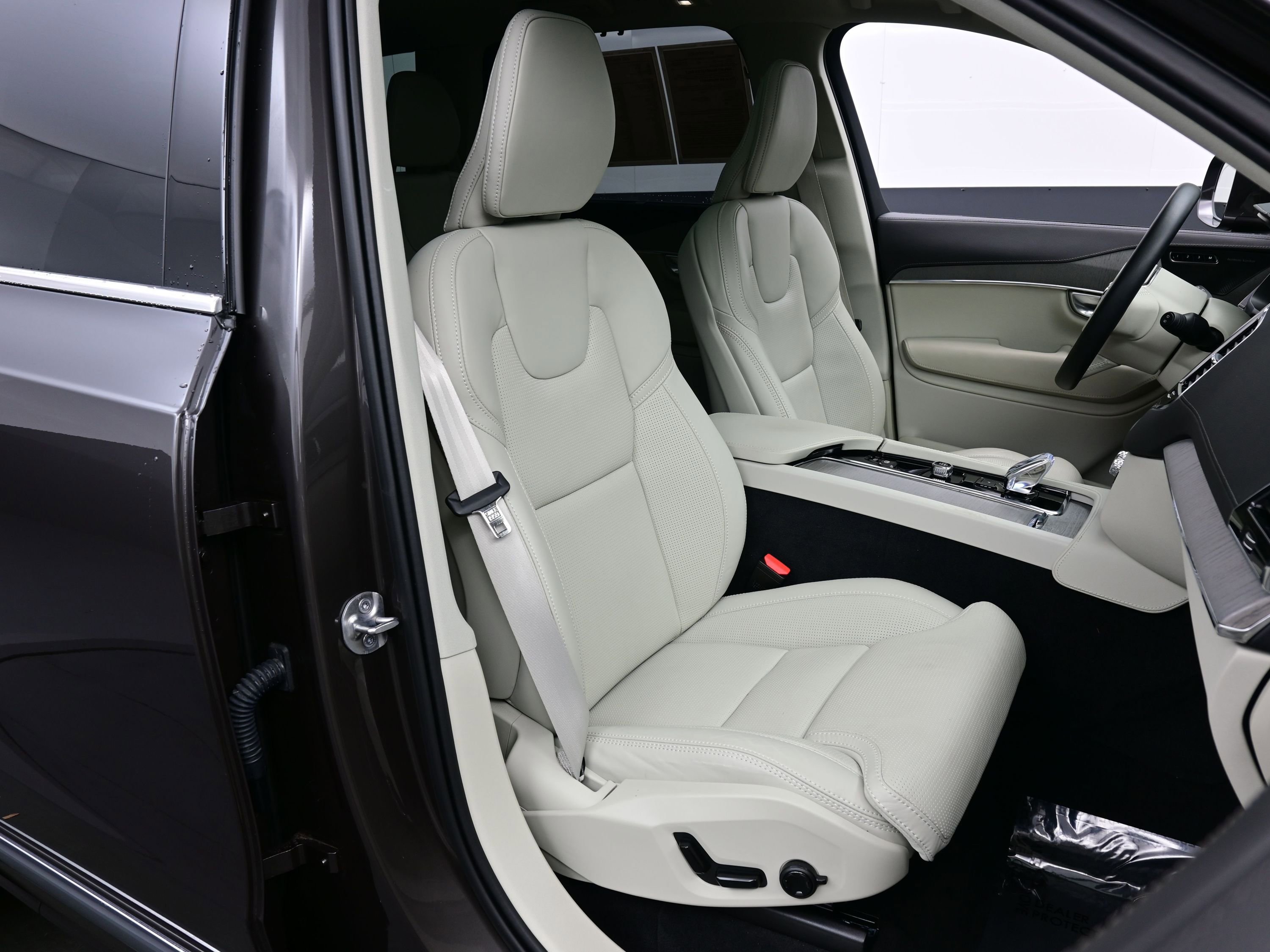 Used 2025 Volvo XC90 B6 Ultra w/ Protection Package image 15