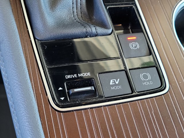 Used 2024 Toyota Sienna LE AWD/4WD image 12