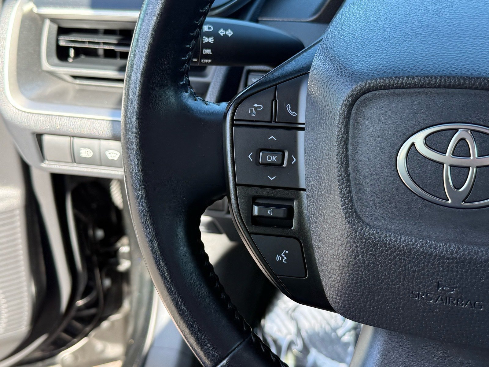 Used 2024 Toyota Prius LE FWD image 17