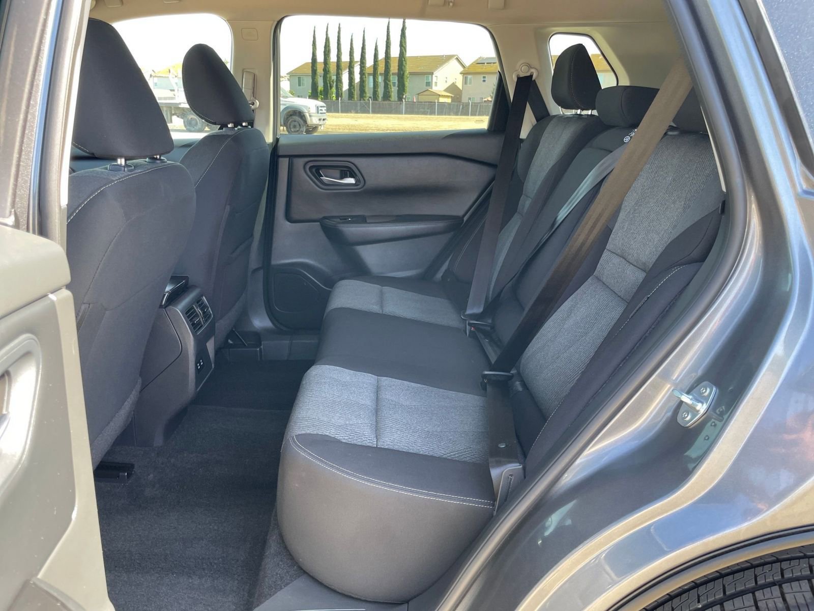 Used 2025 Nissan Rogue SV image 28