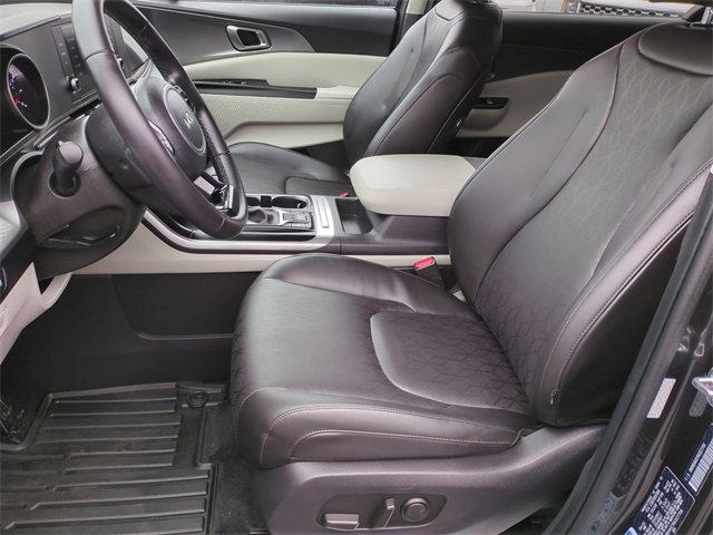 Used 2024 Kia Carnival LX image 19