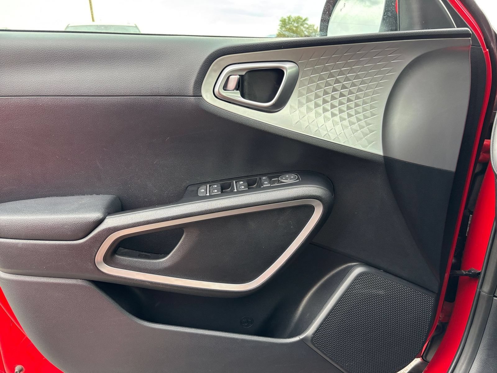 Used 2025 Kia Soul LX w/ LX Technology Package FWD image 18