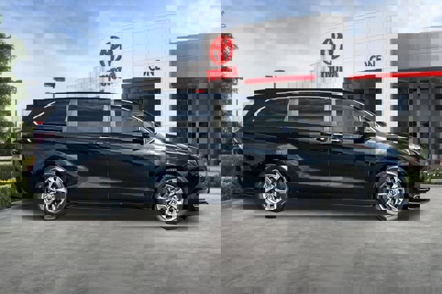 Used 2023 Toyota Sienna XLE image 3