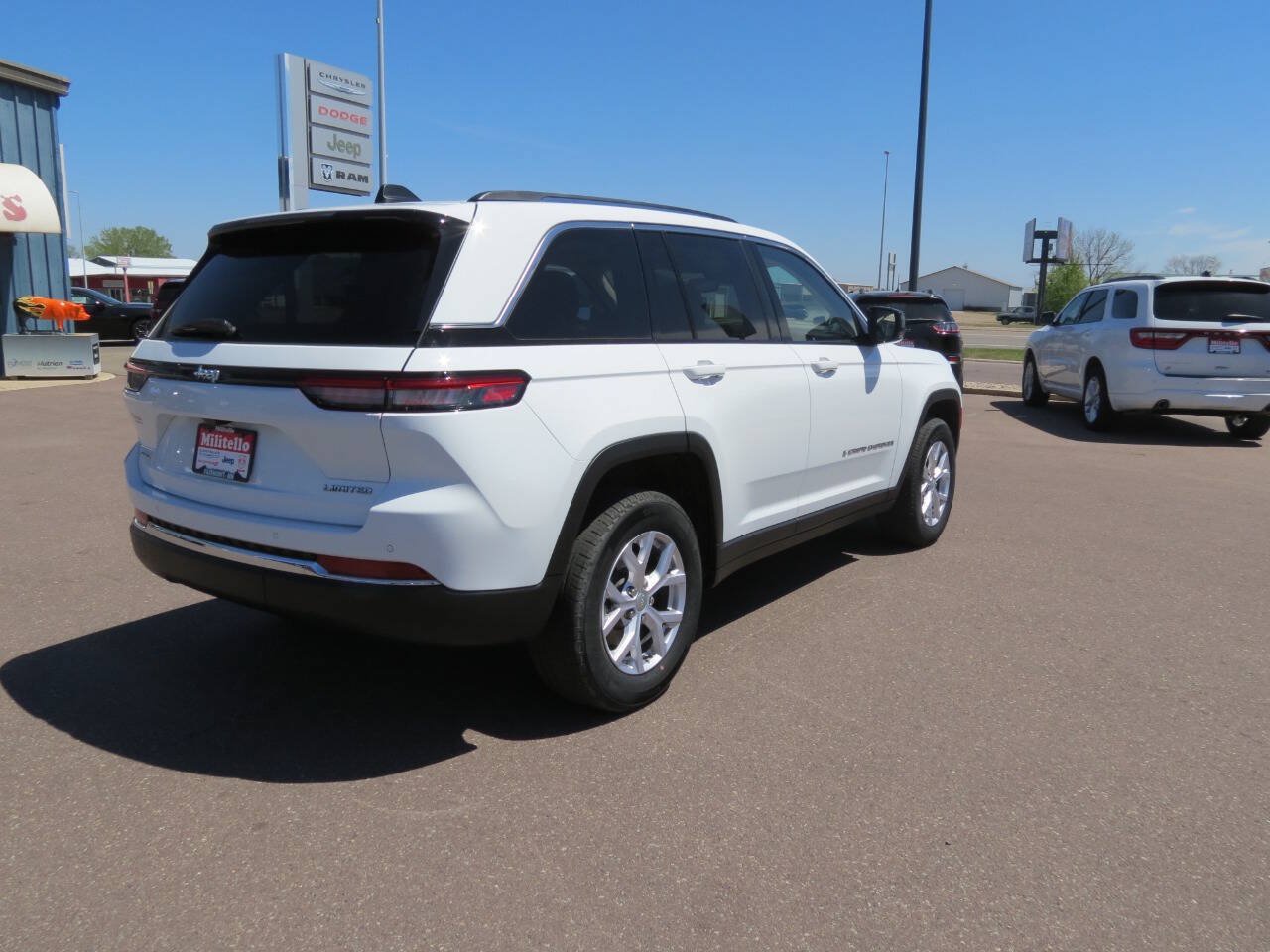 Used 2022 Jeep Grand Cherokee Limited AWD/4WD image 4