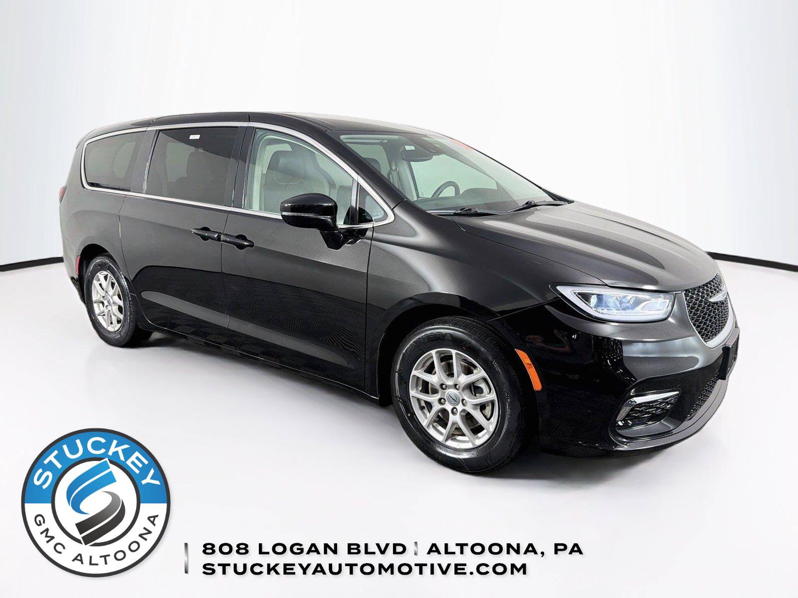Used 2024 Chrysler Pacifica Touring-L FWD image 1