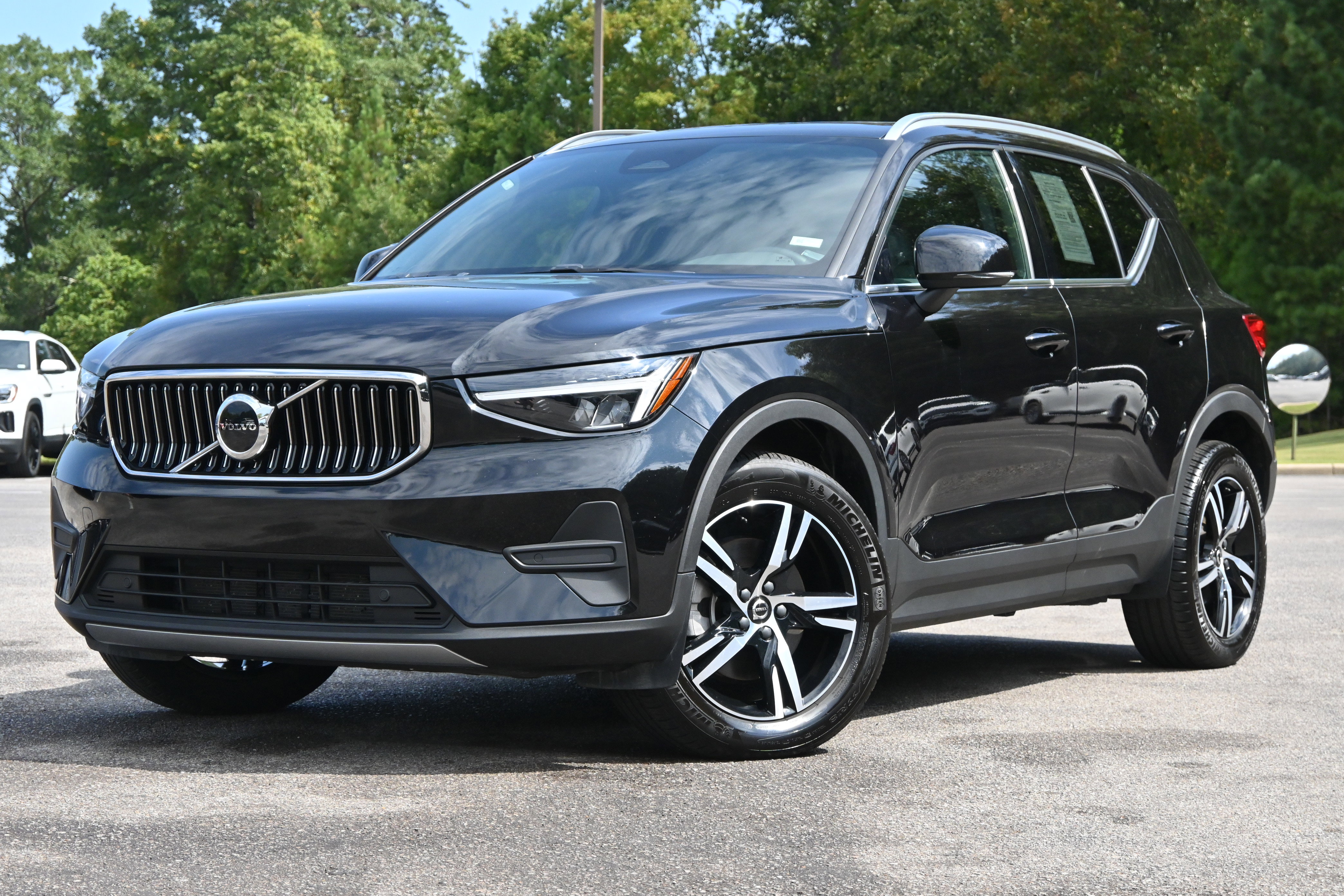 Used 2025 Volvo XC40 B5 Core image 4