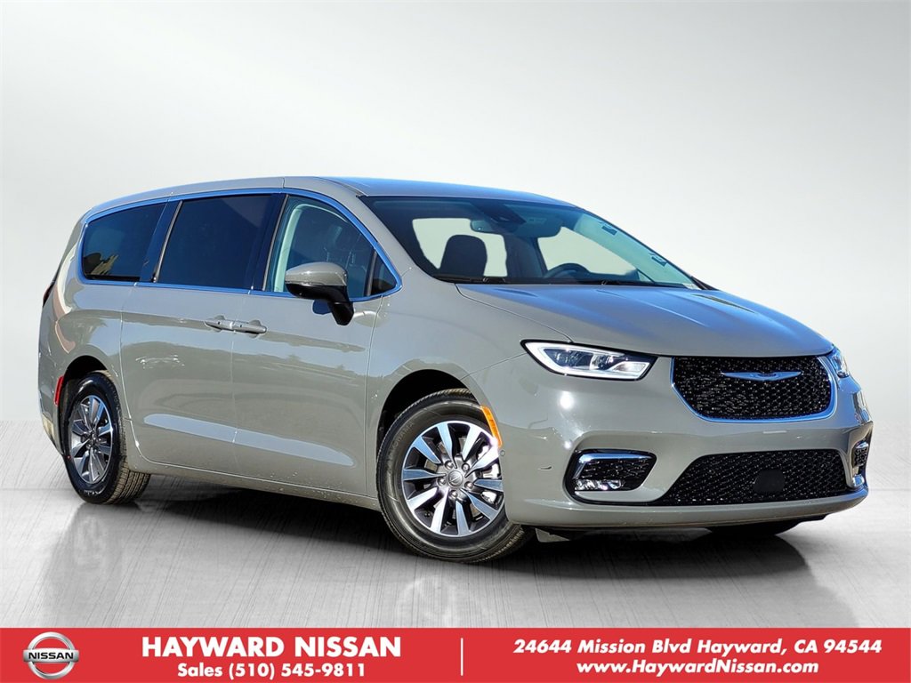 Used 2023 Chrysler Pacifica Touring-L w/ Uconnect Theater Family Group