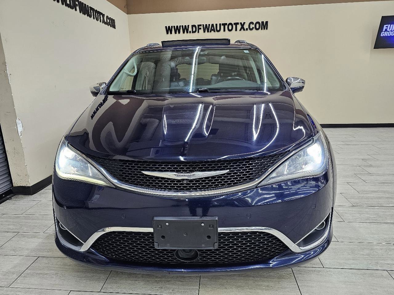 Used 2017 Chrysler Pacifica Limited FWD image 3