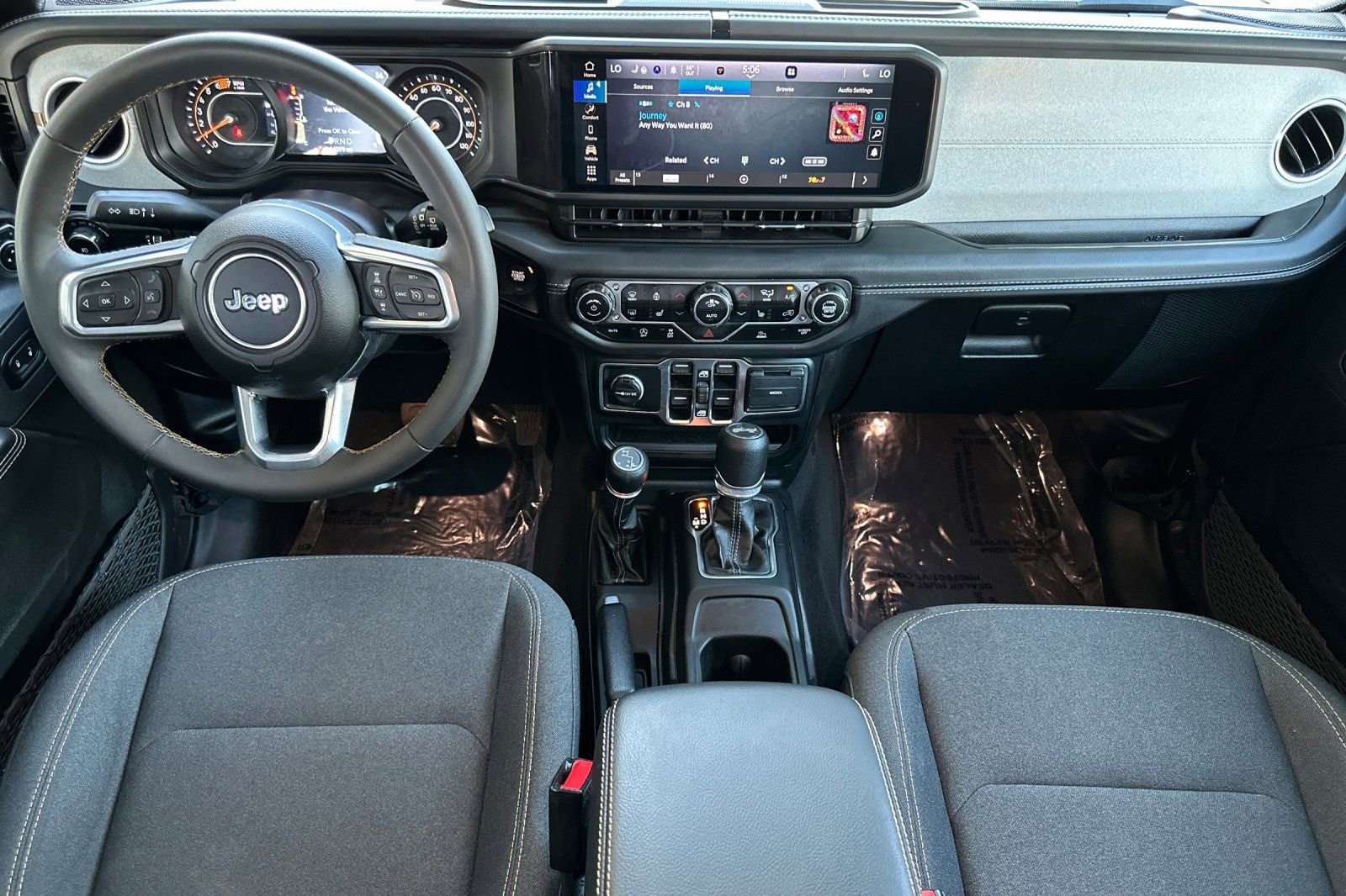 Used 2025 Jeep Wrangler Sahara image 13