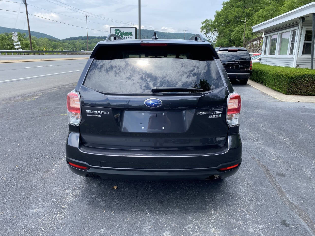 Used 2017 Subaru Forester 2.5i Premium AWD/4WD image 8