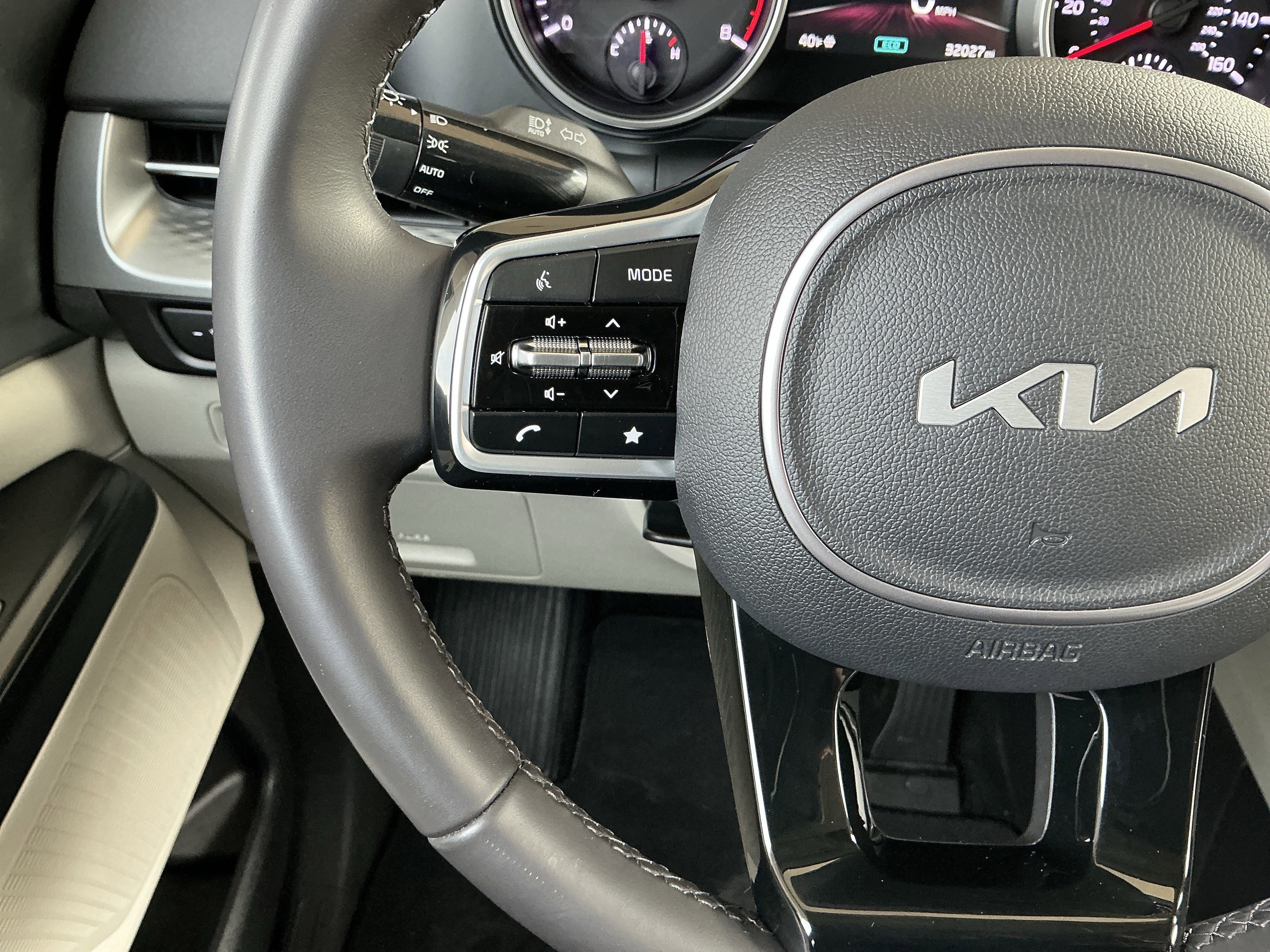 Used 2024 Kia Carnival LX image 12