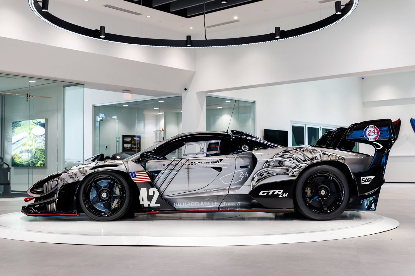 Used 2020 McLaren Senna RWD image 9