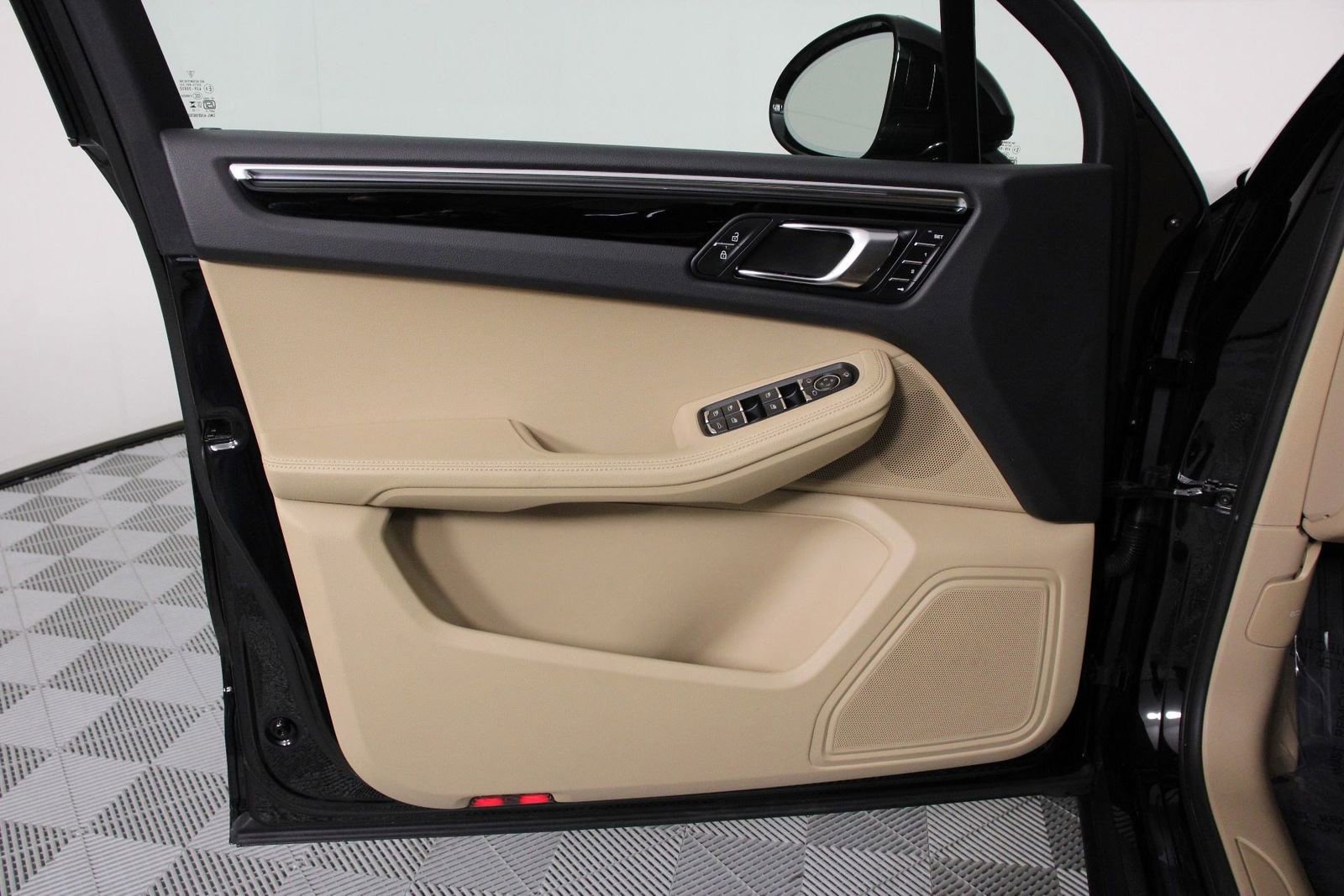 Certified 2025 Porsche Macan image 20