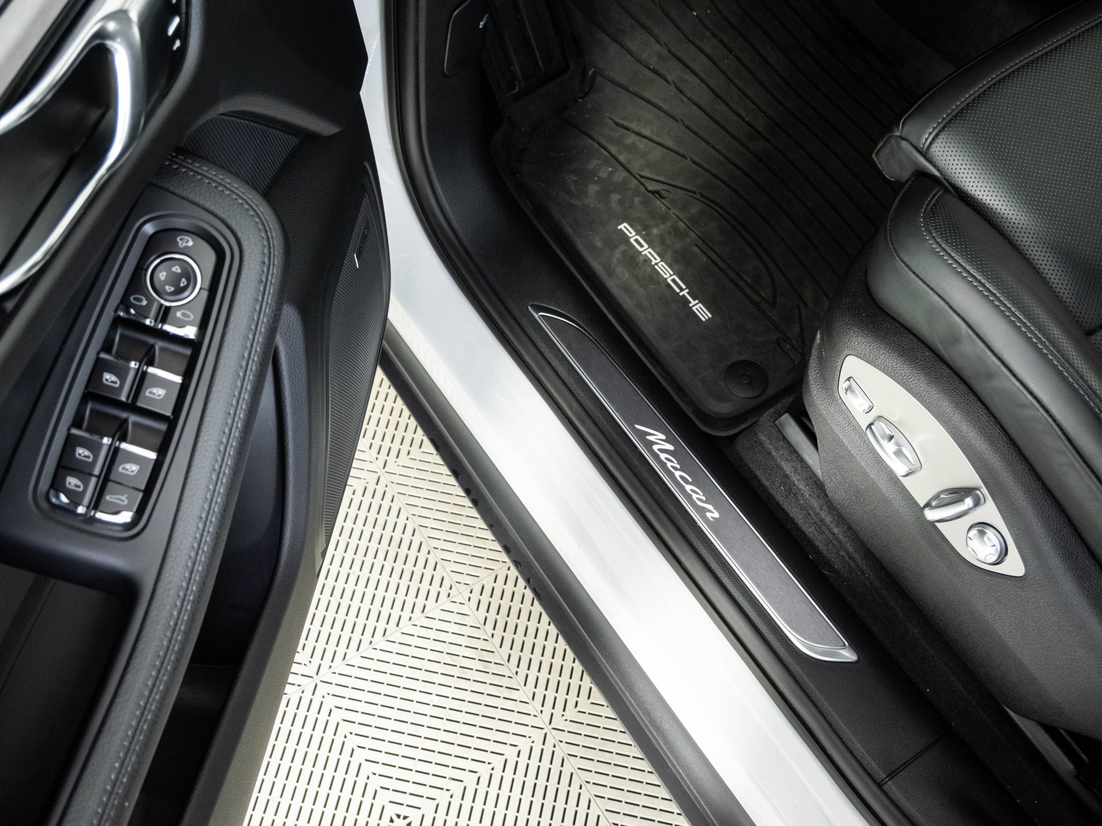 Certified 2026 Porsche Macan AWD/4WD image 8