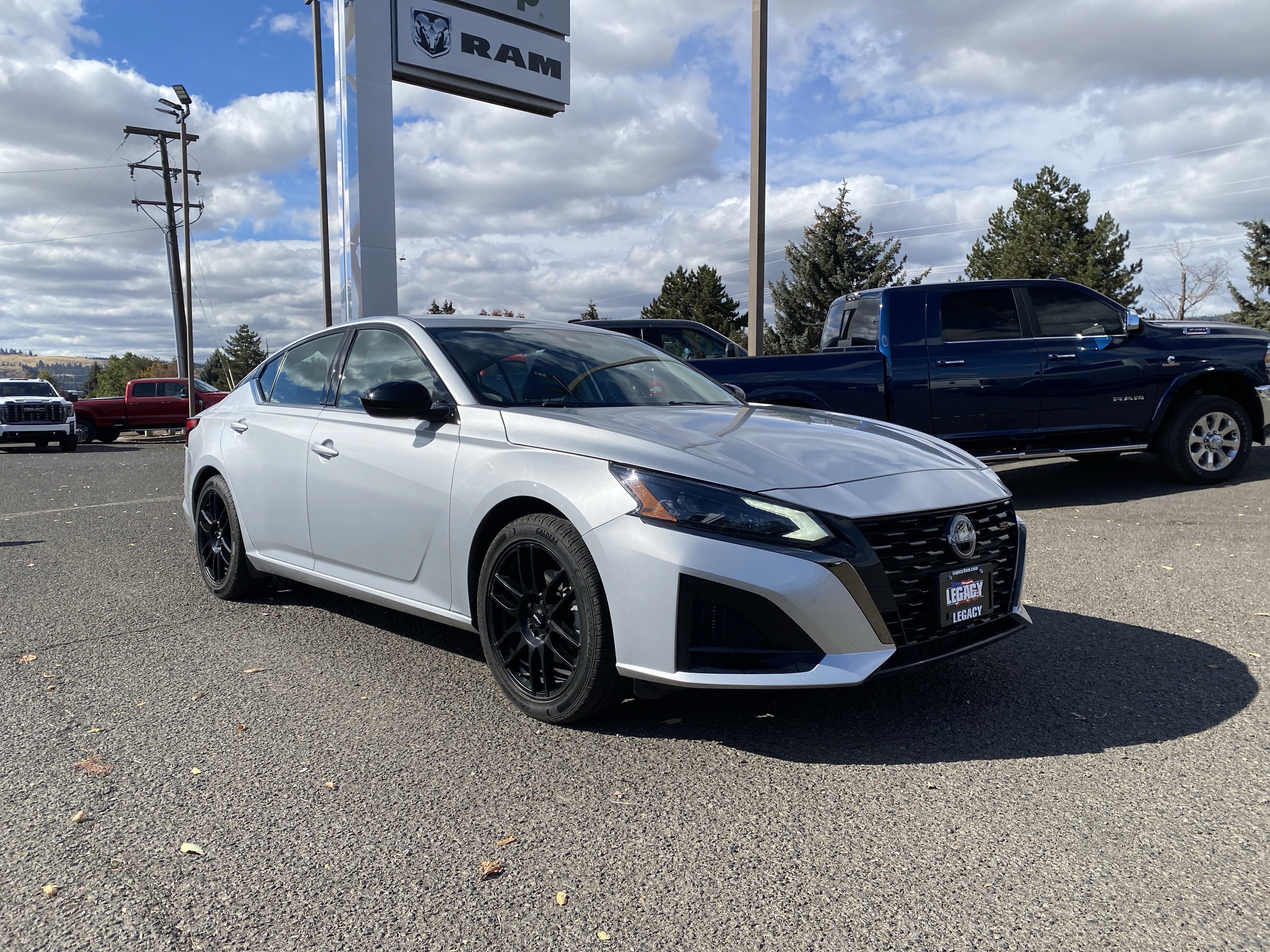 Used 2024 Nissan Altima 2.5 SR FWD image 1
