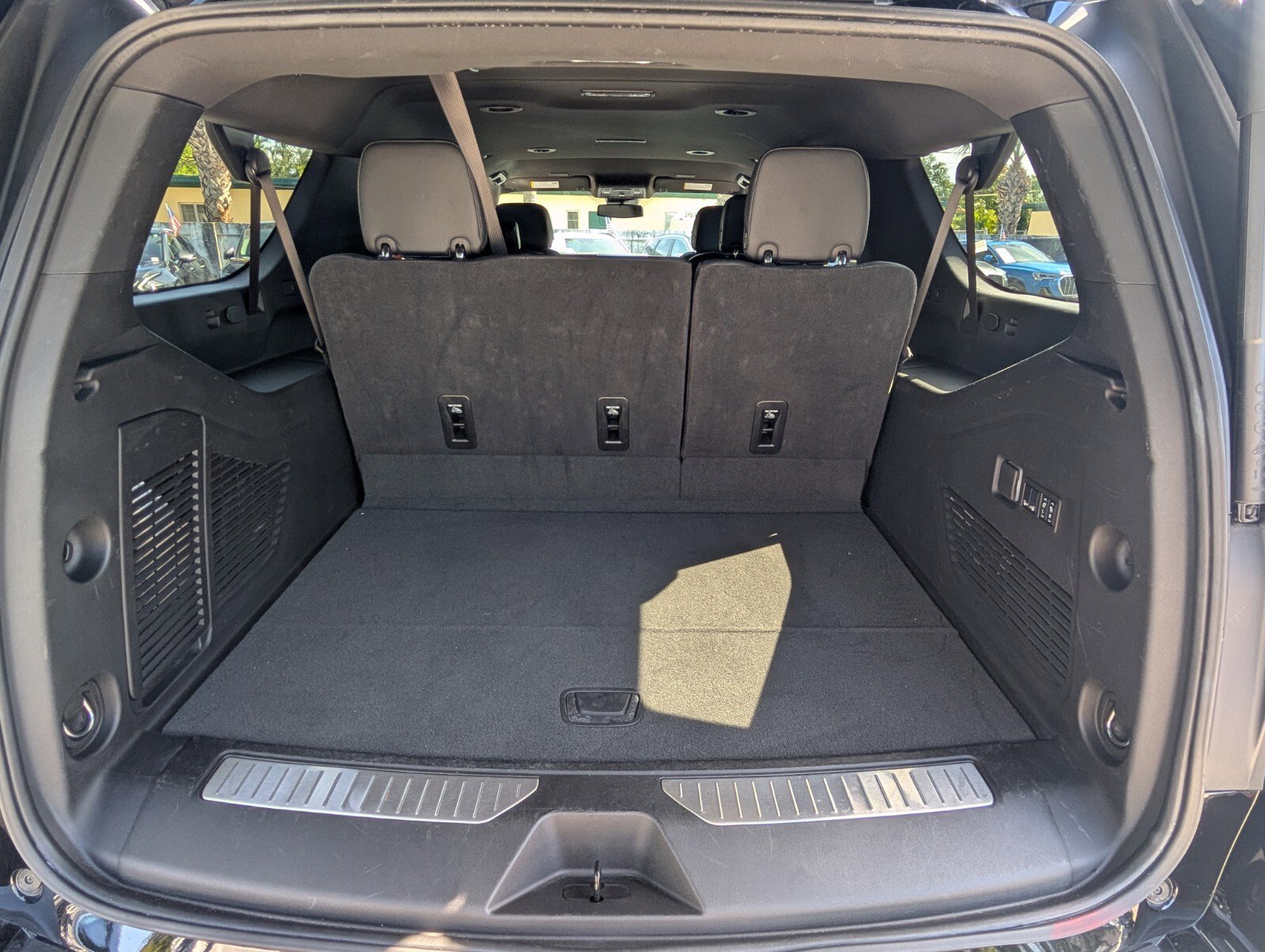 Used 2025 GMC Yukon XL Denali RWD image 16