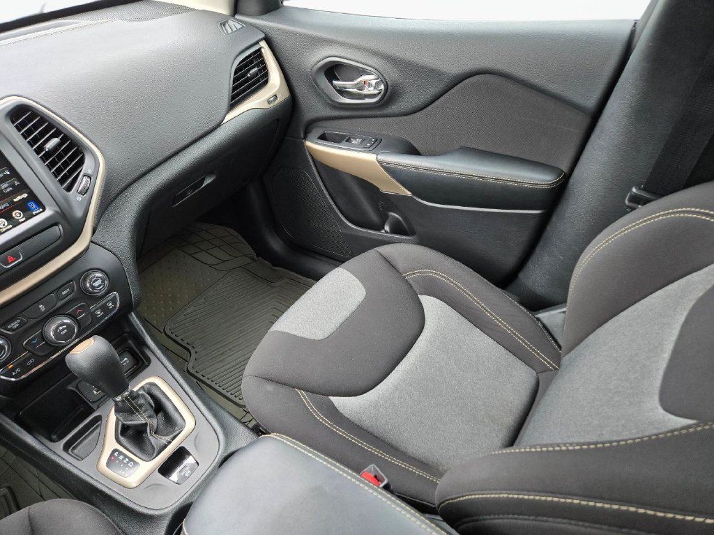 Used 2018 Jeep Cherokee Latitude FWD image 19
