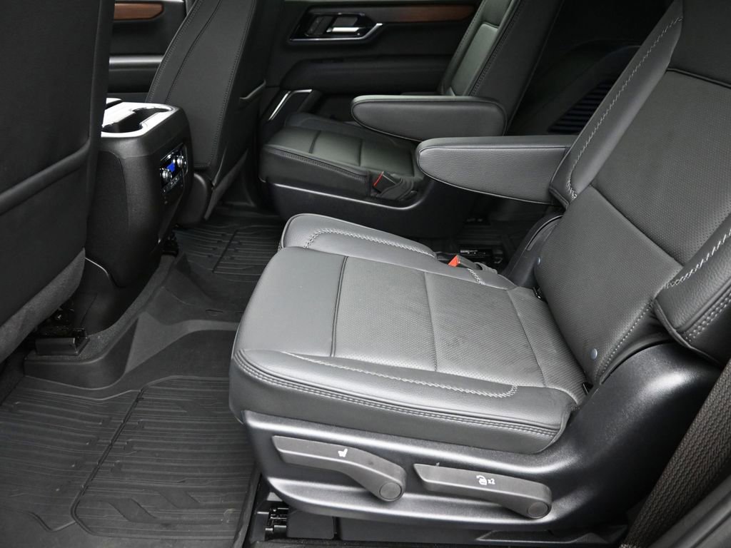 Used 2025 GMC Yukon Denali w/ LPO, Floor Liner Package image 11