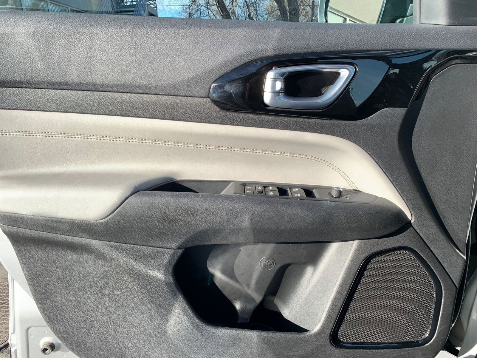 Used 2025 Jeep Compass Limited image 18