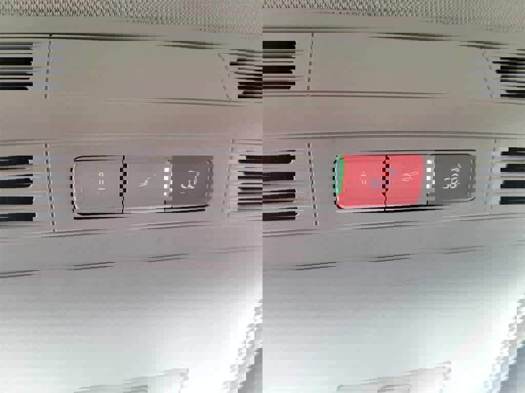 Used 2022 Volkswagen Taos SE w/ Panoramic Sunroof Package image 18