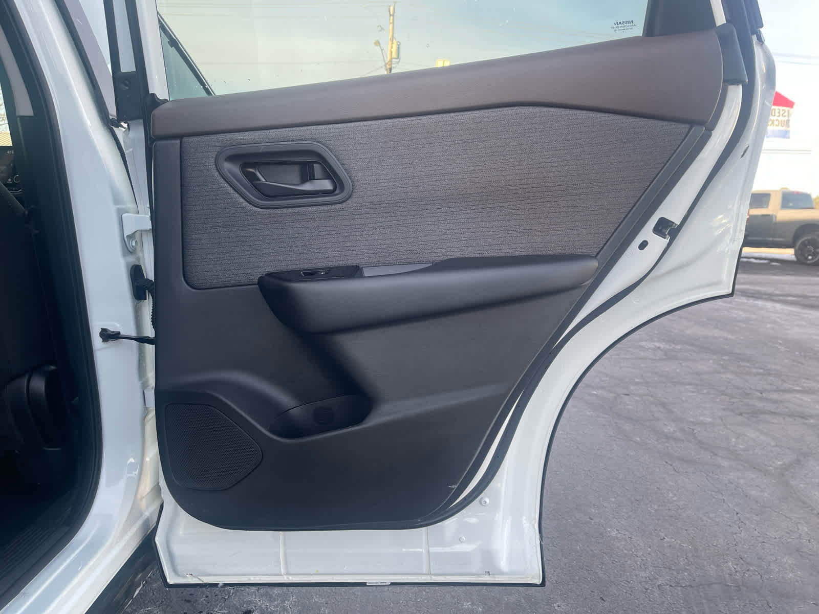 Used 2023 Nissan Rogue S image 12