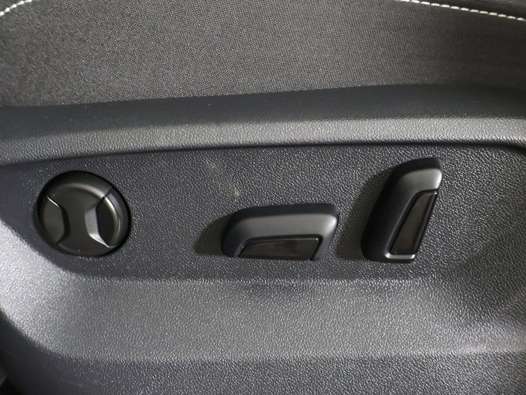 Used 2025 Volkswagen Atlas SE image 33