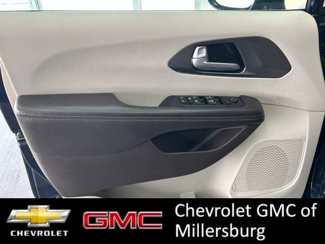 Used 2017 Chrysler Pacifica Touring-L image 13