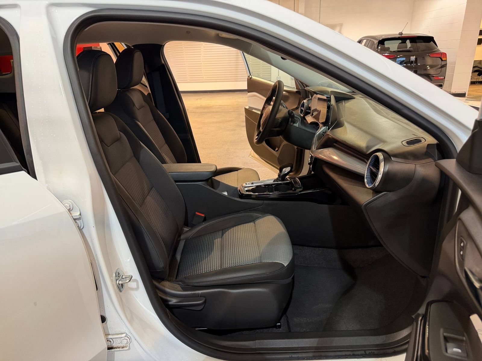 Used 2026 Chevrolet Trax LT FWD image 35