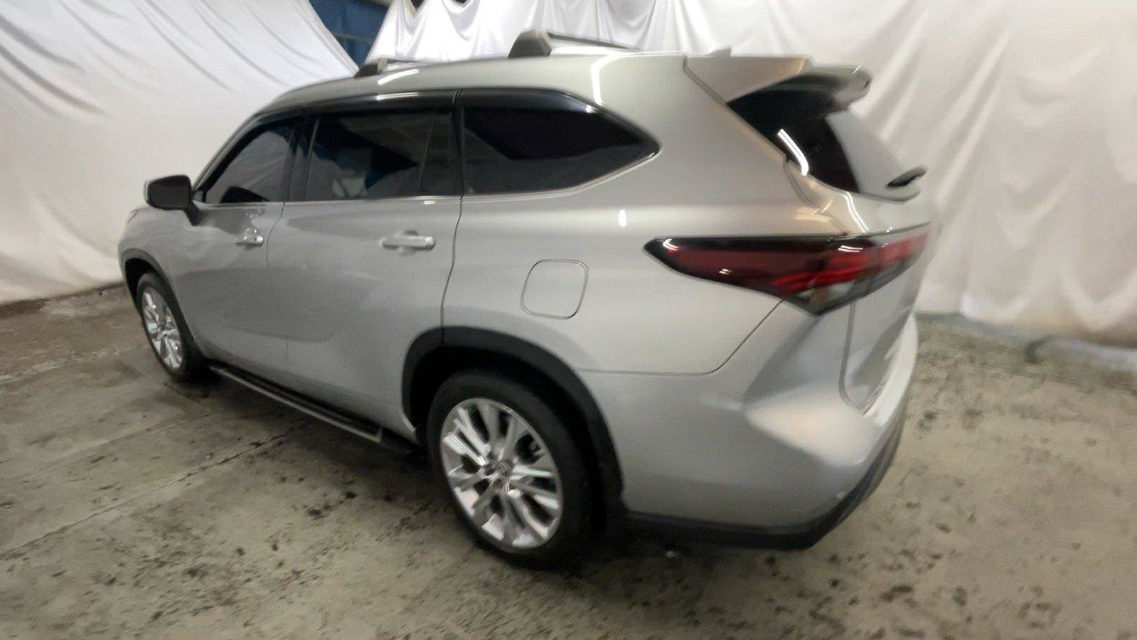 Used 2024 Toyota Highlander Limited AWD/4WD image 9