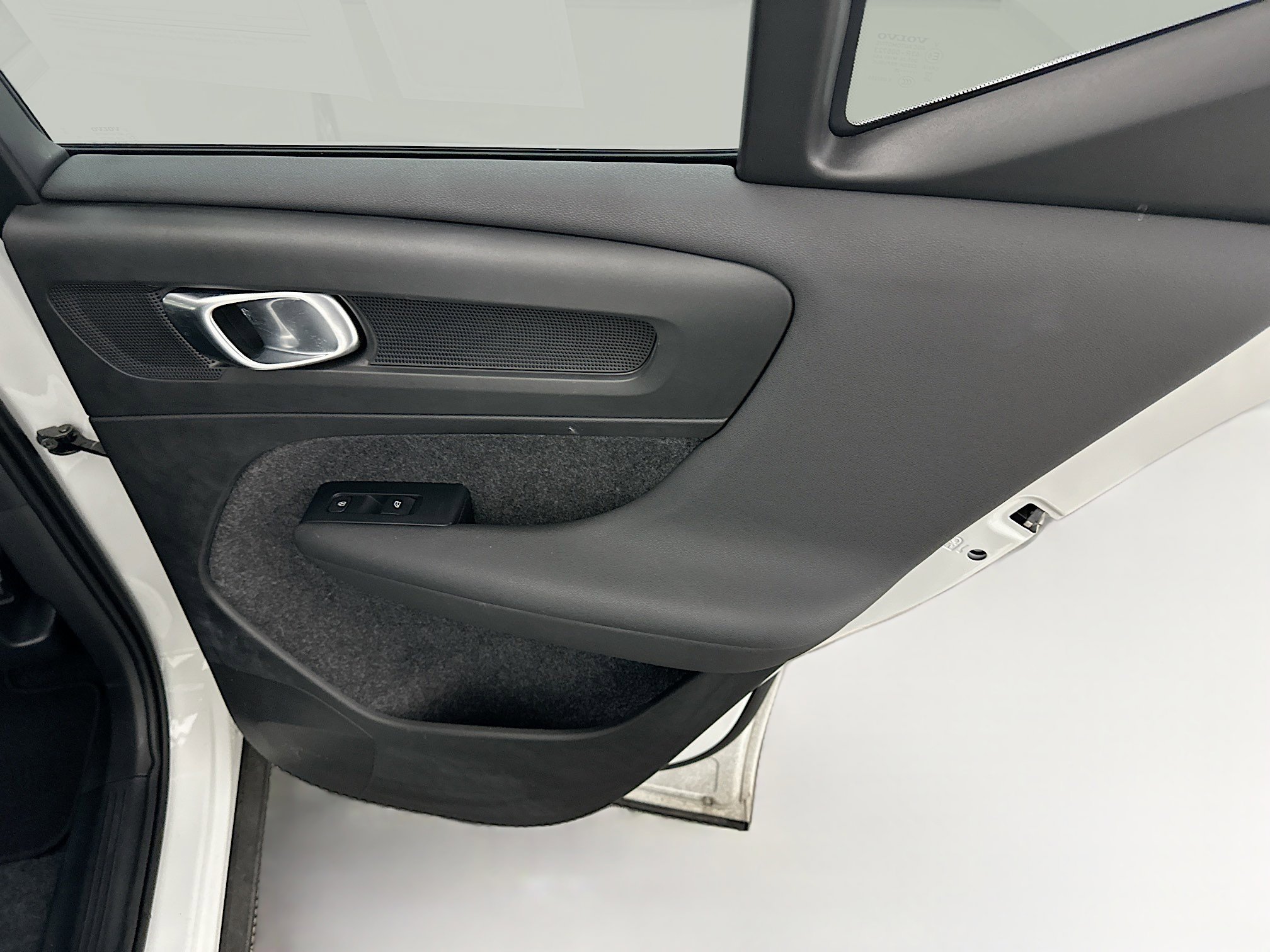 Used 2025 Volvo XC40 B5 Core image 32