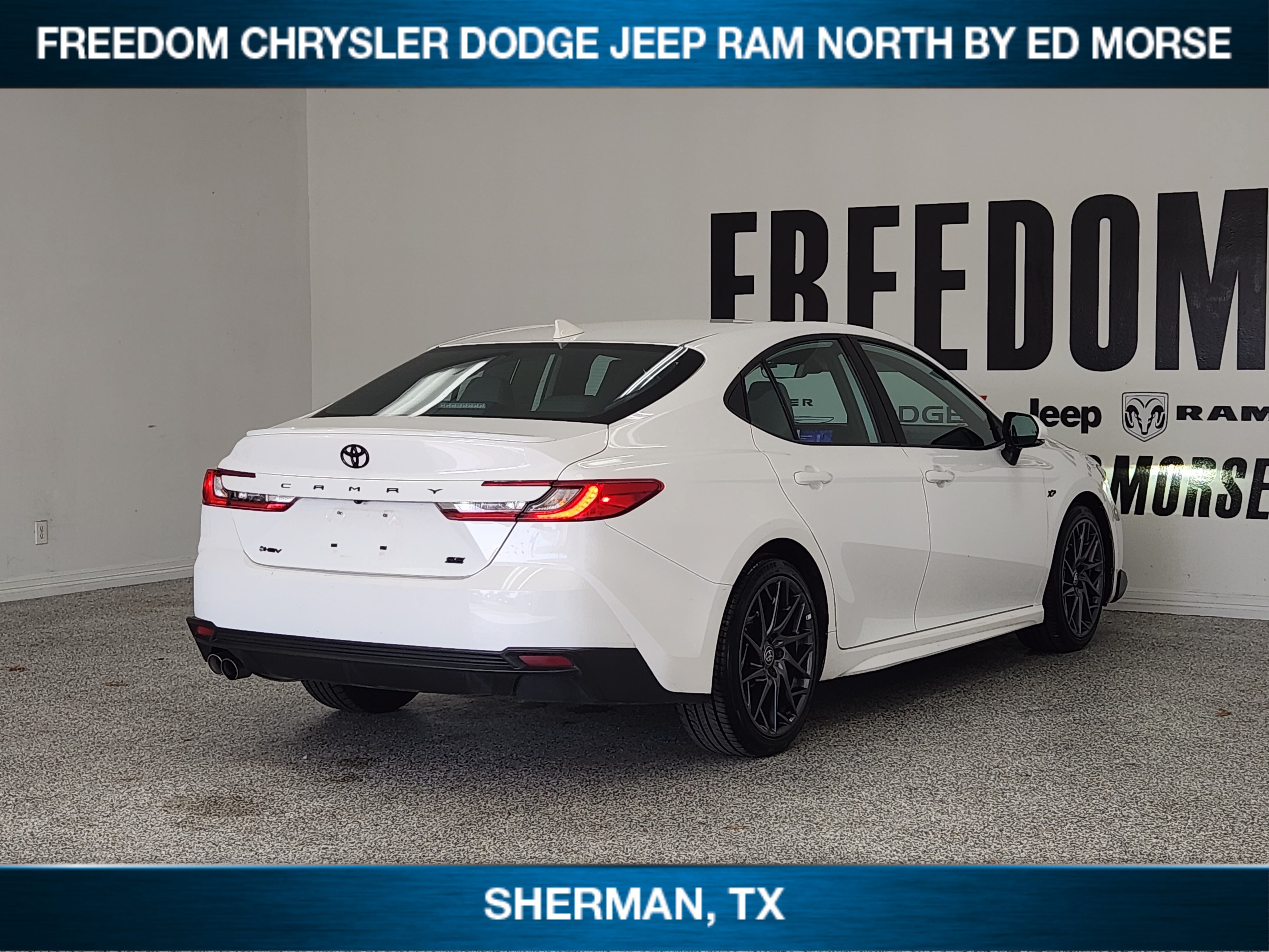Used 2025 Toyota Camry SE w/ Convenience Package FWD image 4