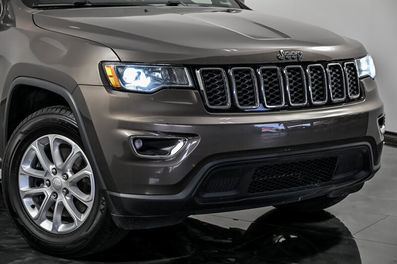 Used 2021 Jeep Grand Cherokee Laredo AWD/4WD image 2