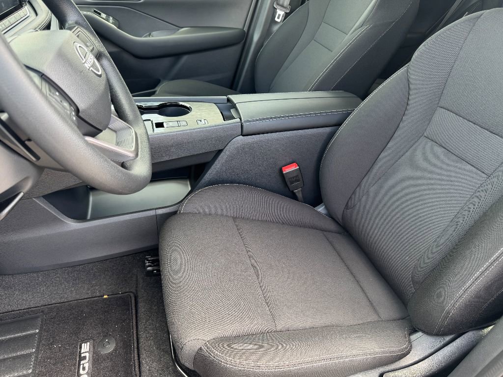 Used 2025 Nissan Rogue S image 9